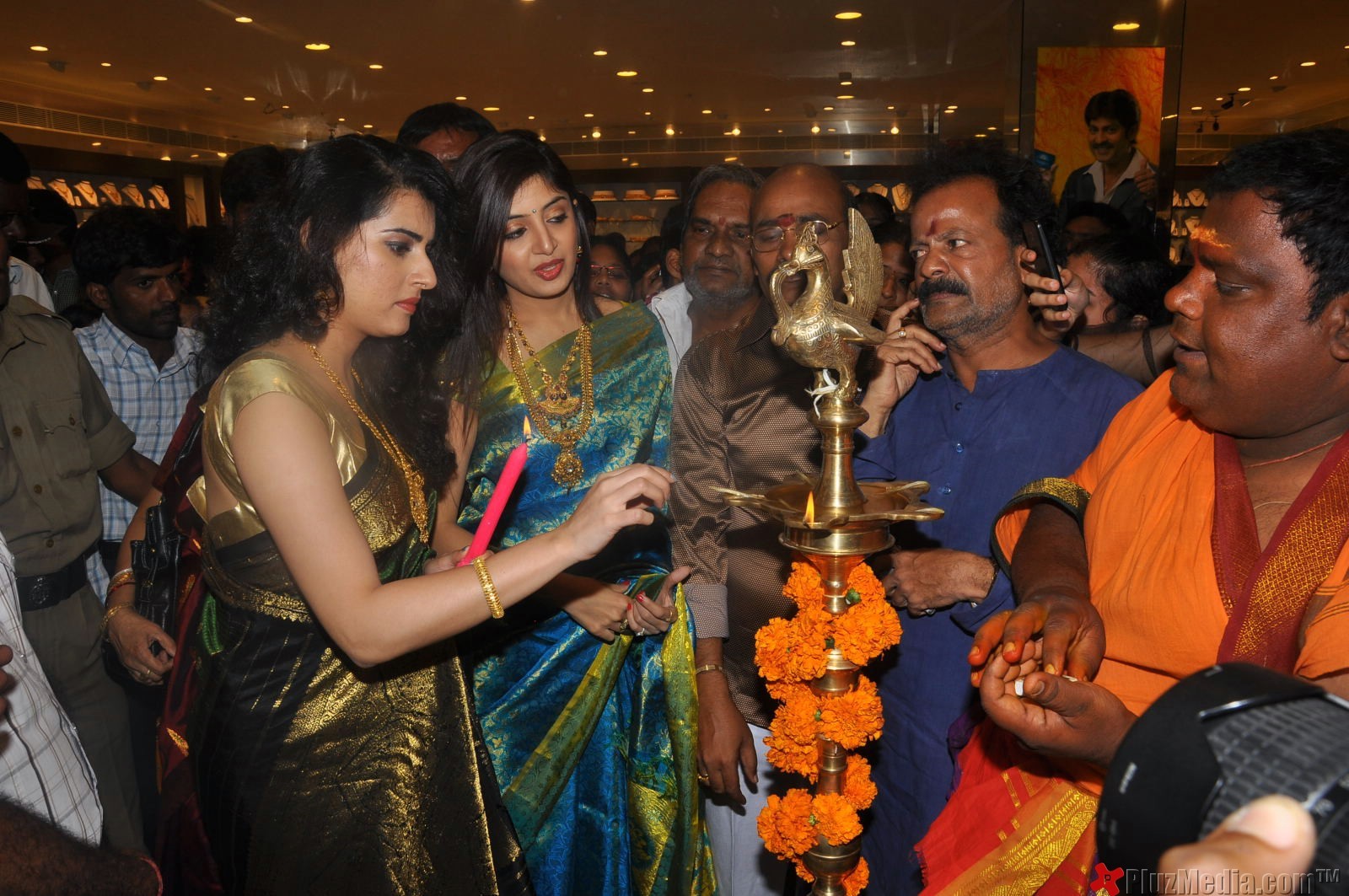 Archana, Poonam Kaur Inaugurate CMR Shopping Mall - Gallery | Picture 91408